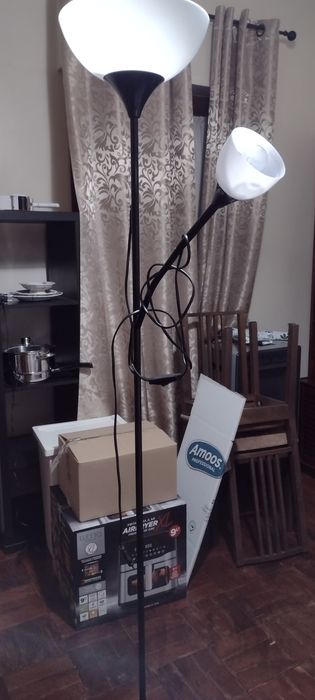 Candeeiro muito bem estimado e com boa luz. Ofereço as lâmpadas.