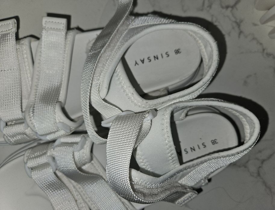 Białe sandały sportowe na rzepy Sinsay 38