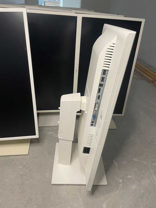 LG 24BK550Y White 24 дюйми для роботи та навчання є кількість