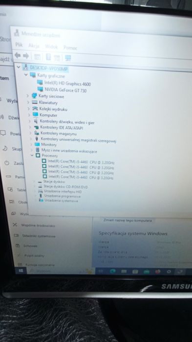 Komputer stacjonarny z monitorem i myszką i klawiaturą