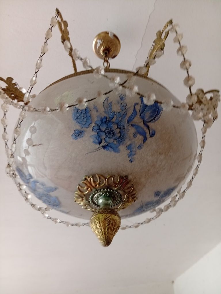 Candeeiro de teto em metal amarelo com vidrinhos tipo cristais