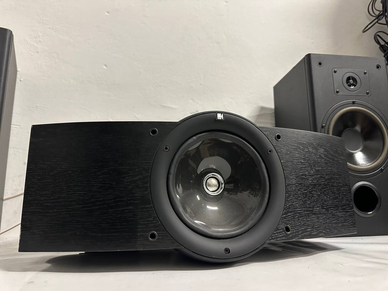 Kolumny centrslny KEF Q9c, 120 W.