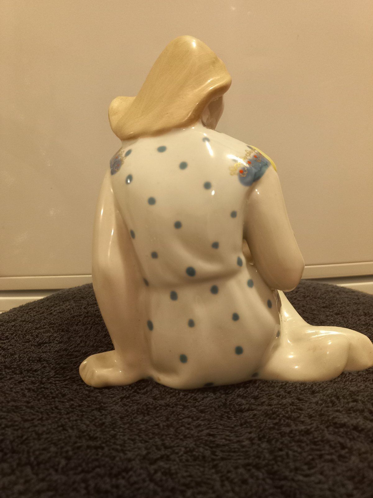 Porcelanowa figurka Matki z dzieckiem.