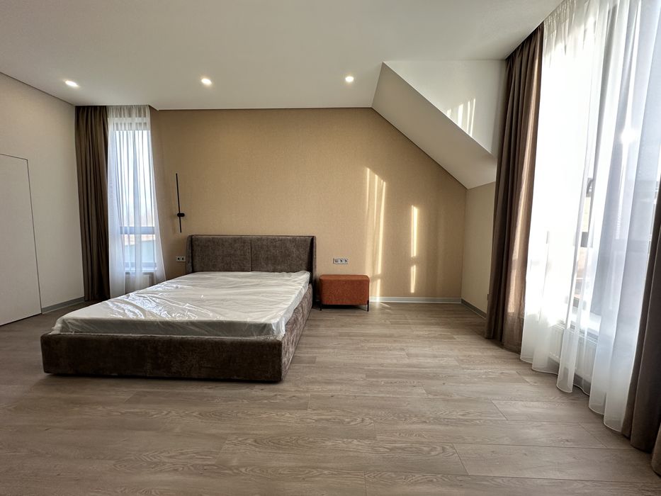 Будинок в закритому котеджному містечку з шикарним новим ремонтом