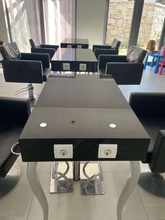 3 mesas centrais com pé elegante e tomadas nas laterias