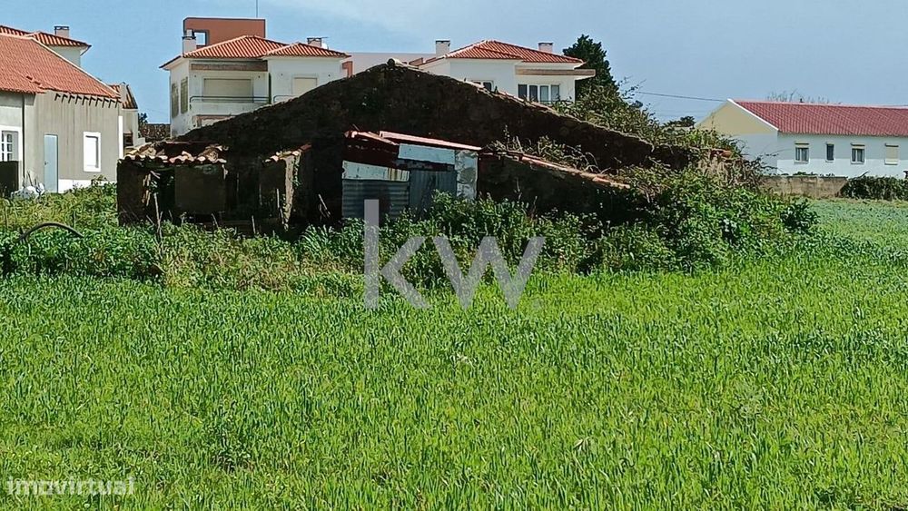 Venda de Terreno misto e ruína com 9.800m2, no centro da Vila da Lag