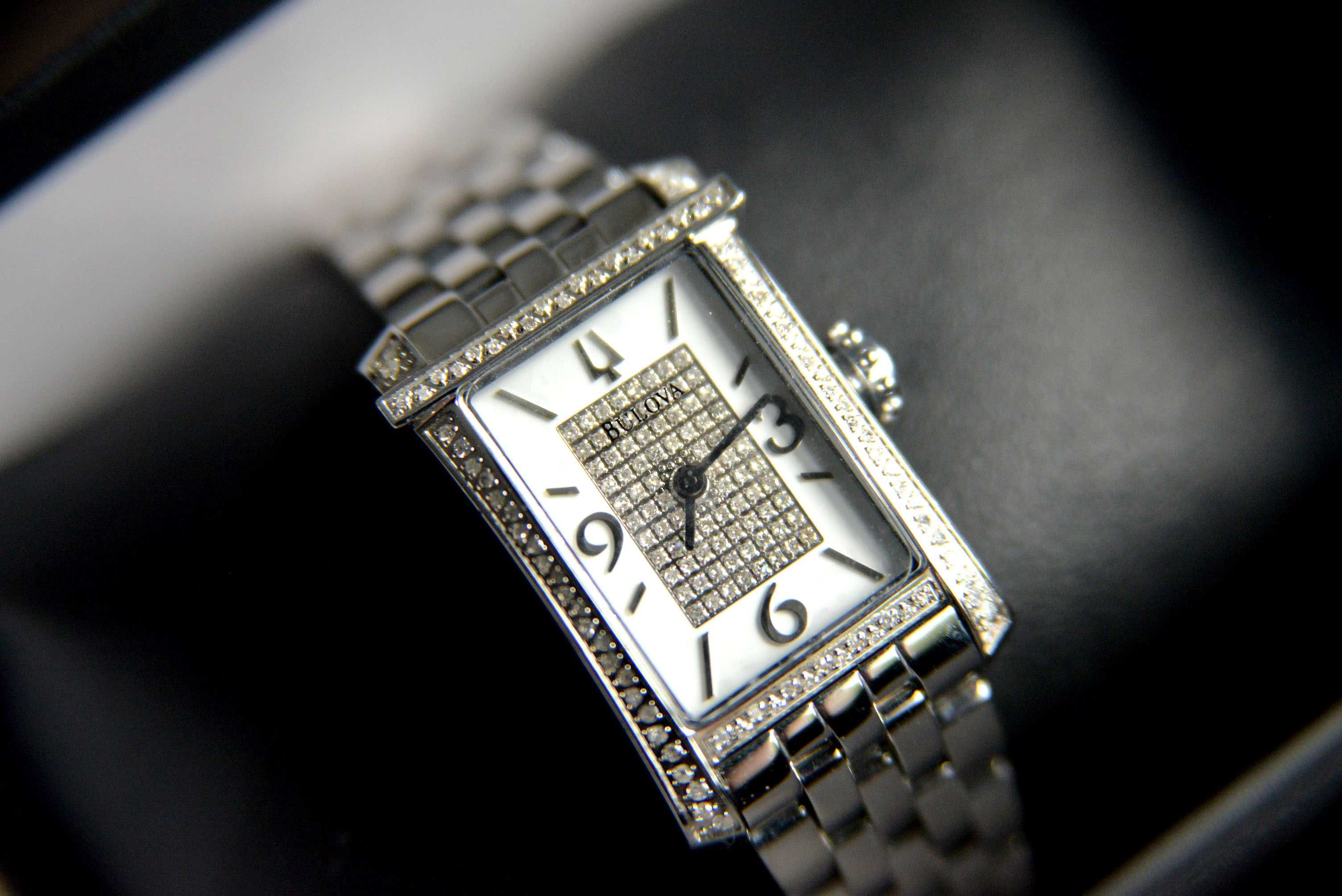 Класичний жіночий годинник з діамантами 166 шт. Bulova