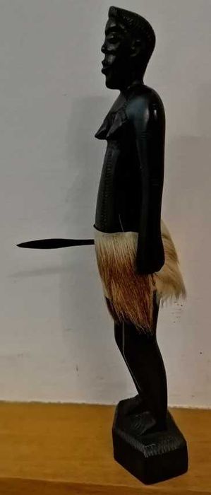 Estatueta artesanal de guerreiro africano em pau preto