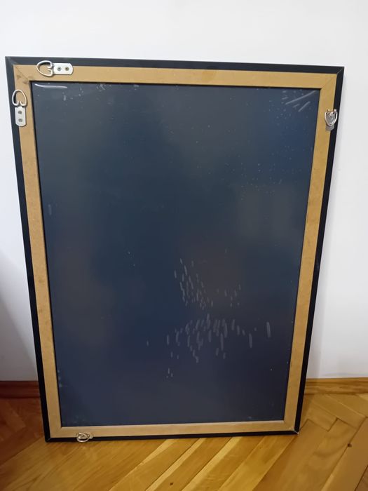 Lustro w czarnej ramie