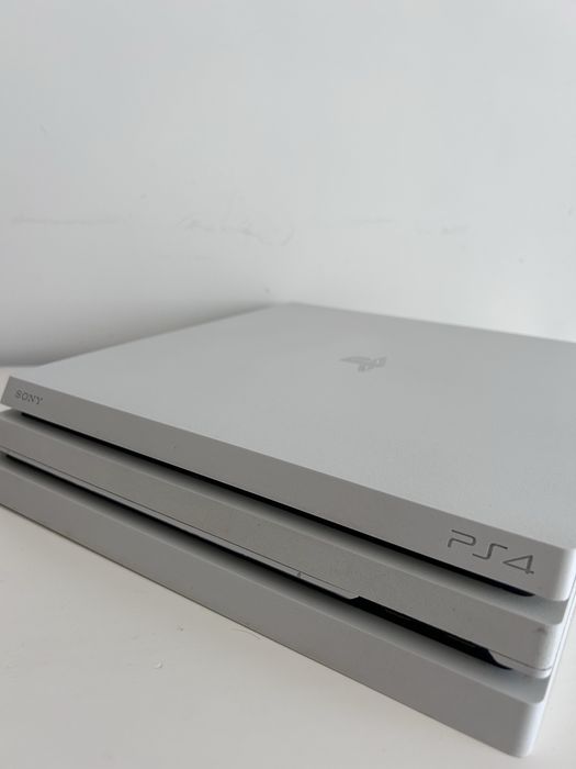 PlayStation 4 Pro Branca 1TB + 4 comandos + caixa + cabos
