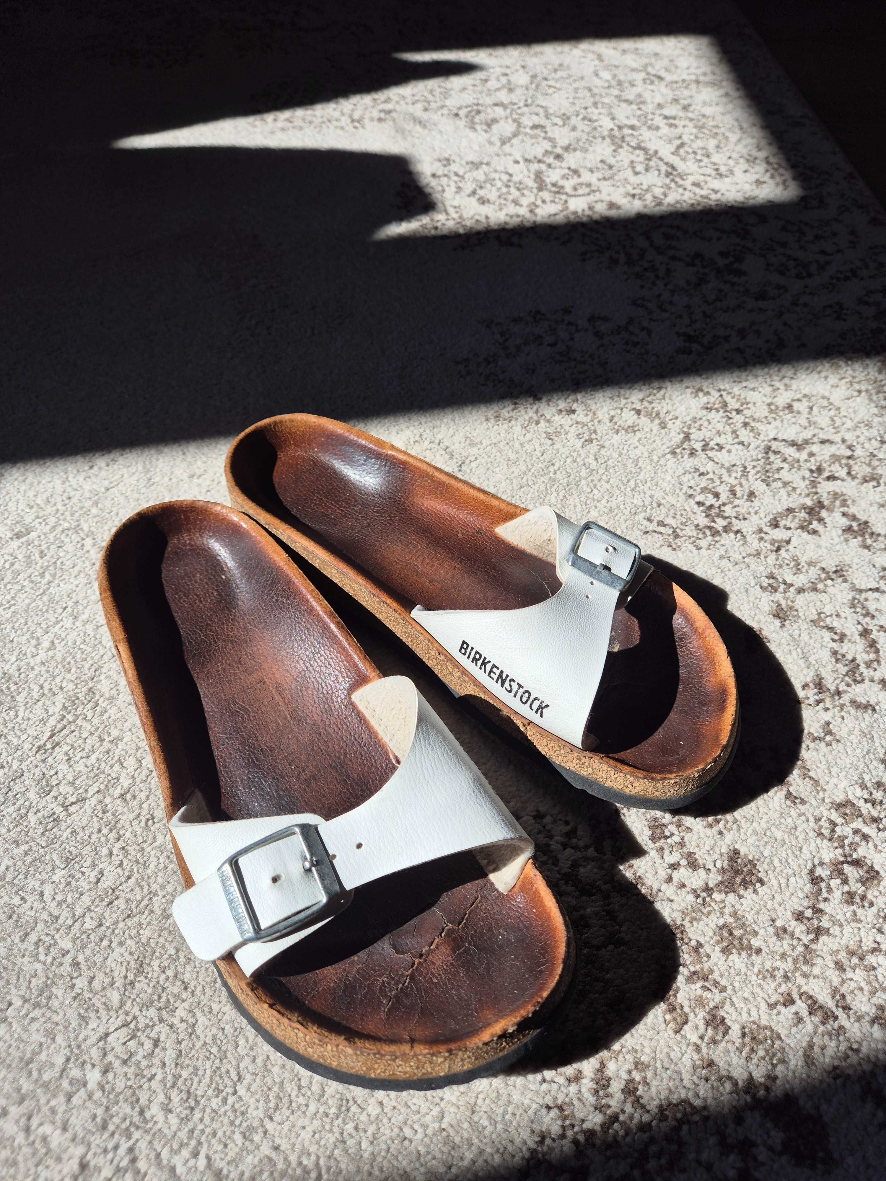 Białe klapki Birkenstock skórzane 38 25 cm wkładka