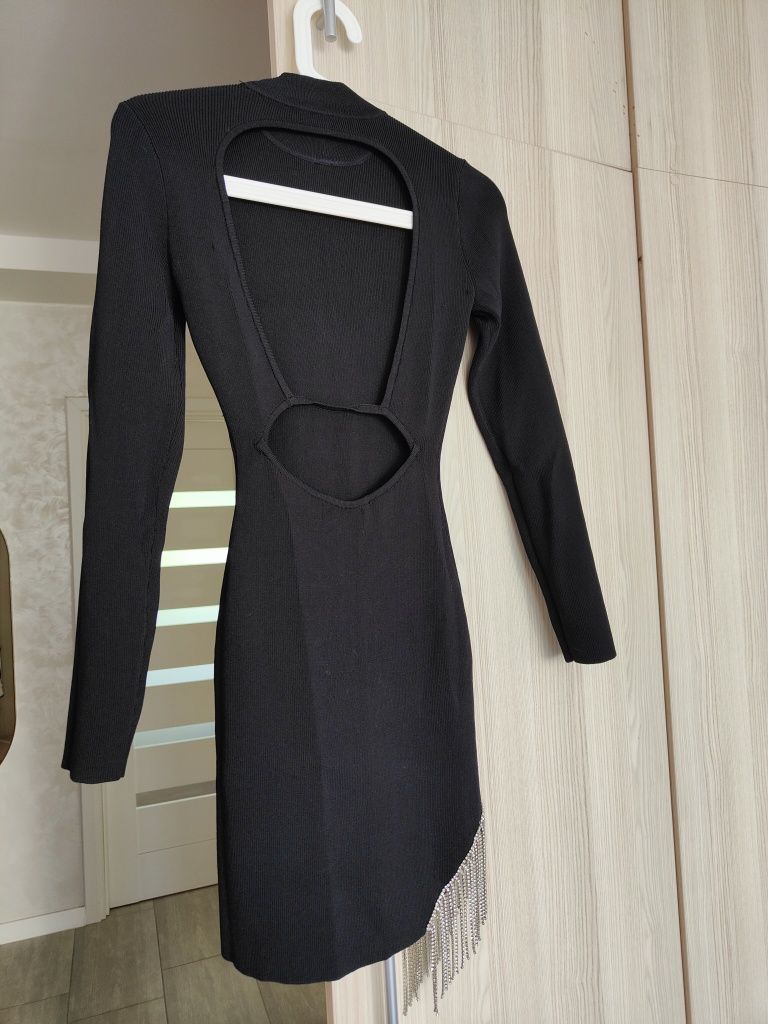 Czarna sukienka mini z odkrytymi plecami i cyrkoniami, Bershka, r. S