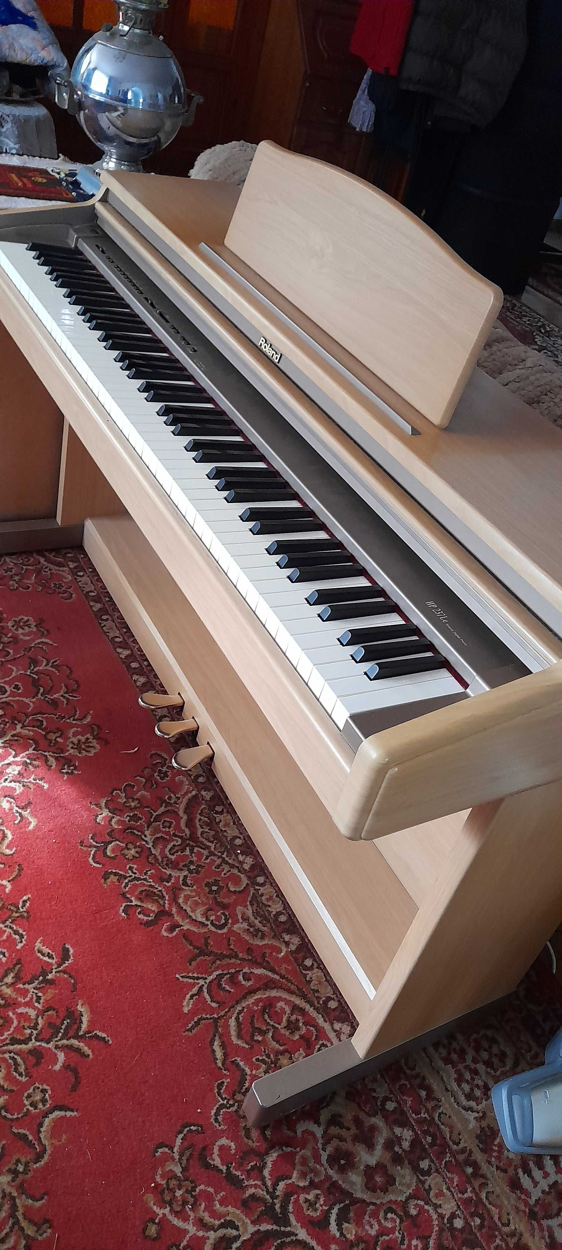 Pianino Roland HP 237 jasny beż