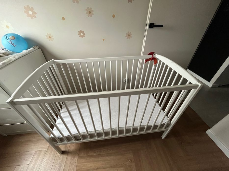 Sprzedam łóżeczko niemowlęce z nowym materacem 120x60