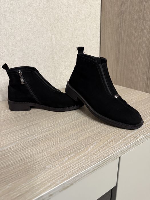 Продам женские замшевые ботинки