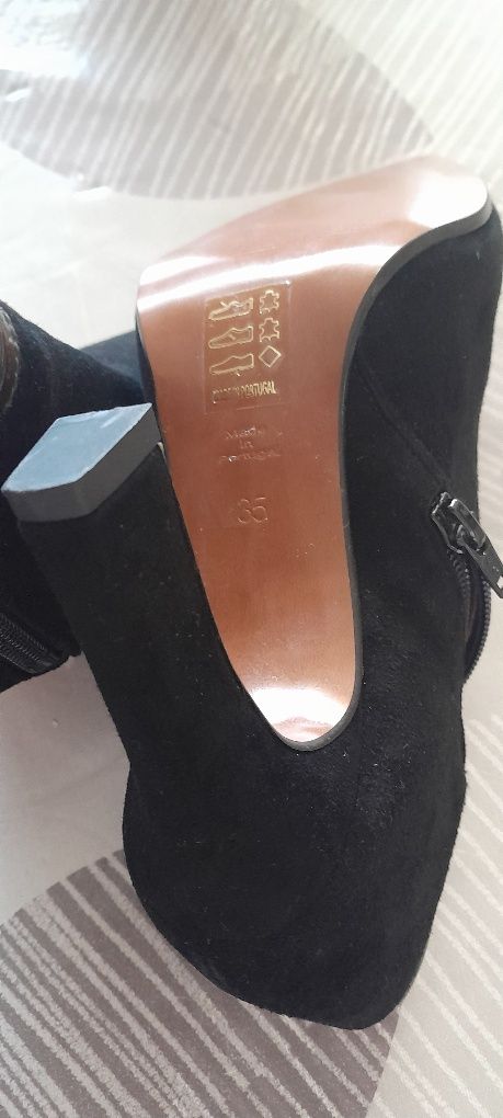 Botas novas em pele de marca