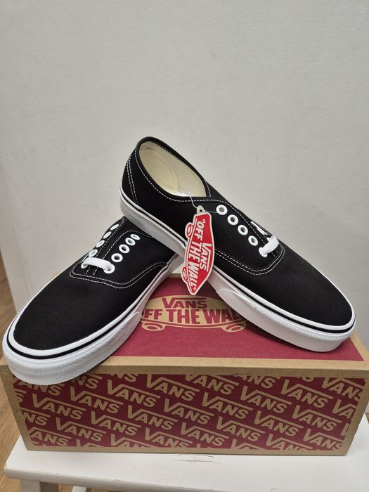 Nowe buty Vans Authentic – klasyczne czarne, z metką