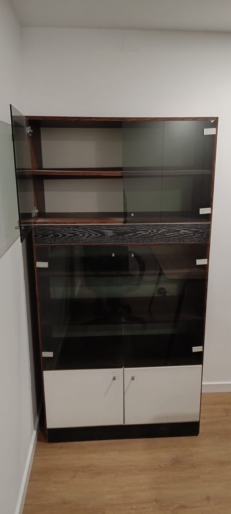 Movel Estante em madeira com portas