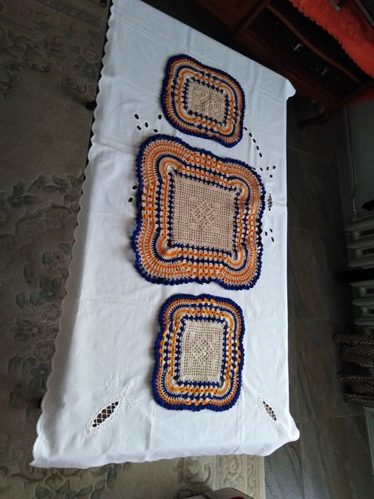 Zestaw serwetek robione na szydełku.