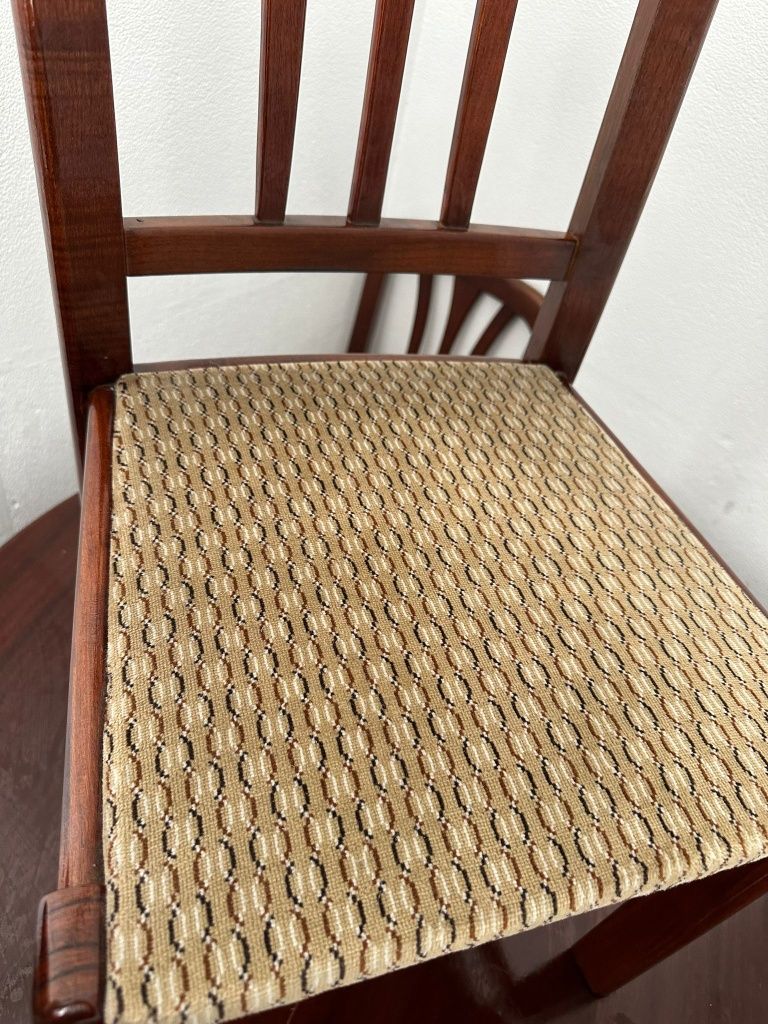 Vendo mesa de madeira maçica com 4 cadeiras