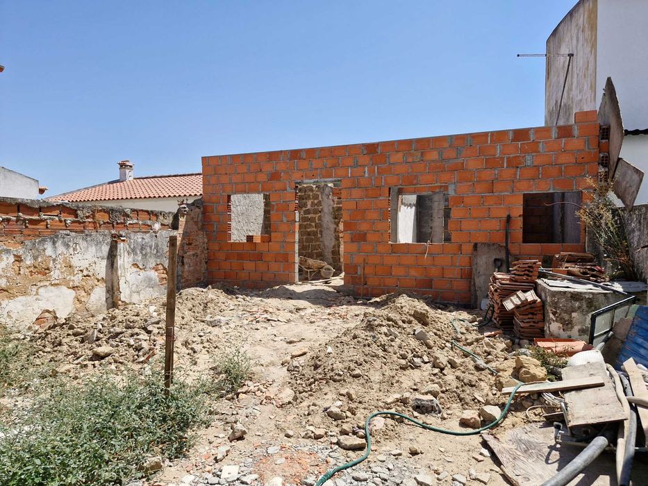 Terreno Urbano com 2 casas em Vale de Santarém