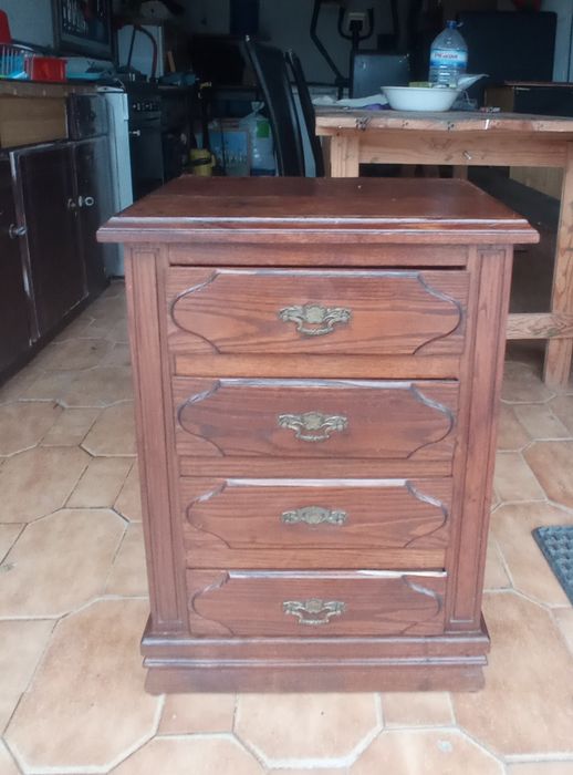 Mesa de cabeceira em madeira