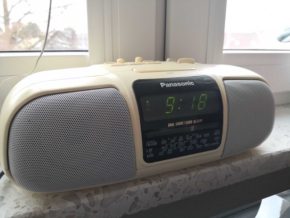 Kremowe radio Panasonic RC-X230 z zegarem i wejściem AUDIO-IN