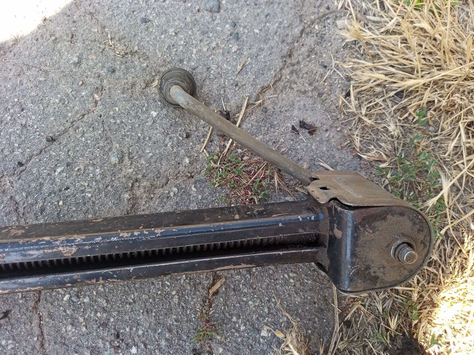 Домкрат легковой