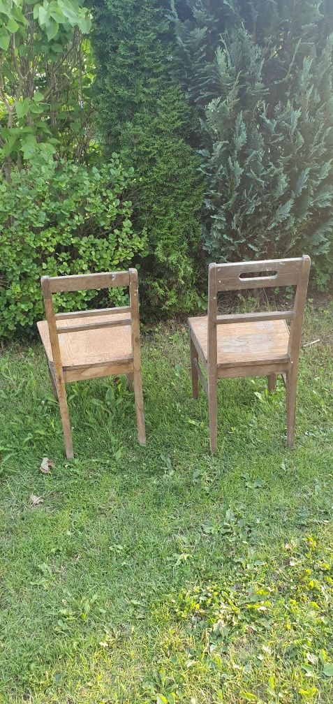 Dwa drewniane, dębowe krzesła działkowe do renowacji, ciekawy design