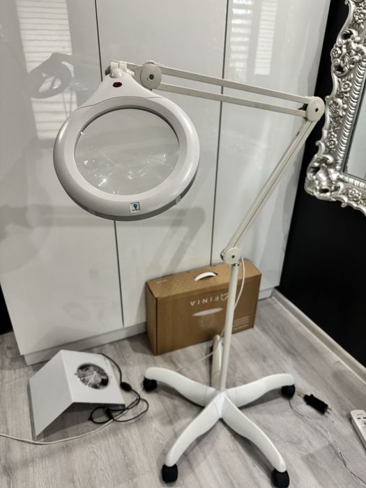 Lampa kosmetyczna z lupą Daylight na statywie