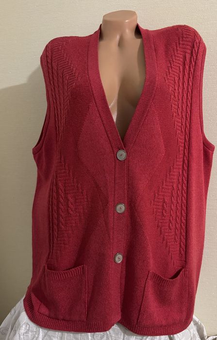 Вовняна жилетка на гудзиках