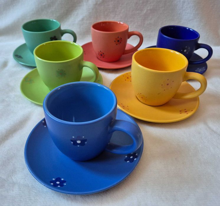 Zestaw kolorowych filiżanek