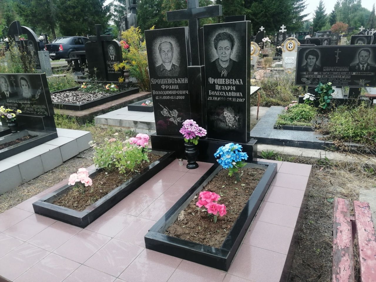 Прибирання могил у Вінниці