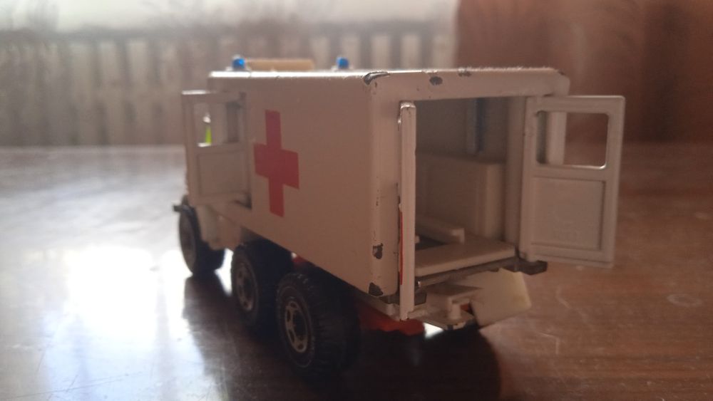 Дома на колесах и автомобили марки Мерседес.