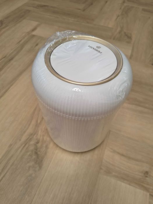 Biały ryflowany kosz na śmieci 9,5l