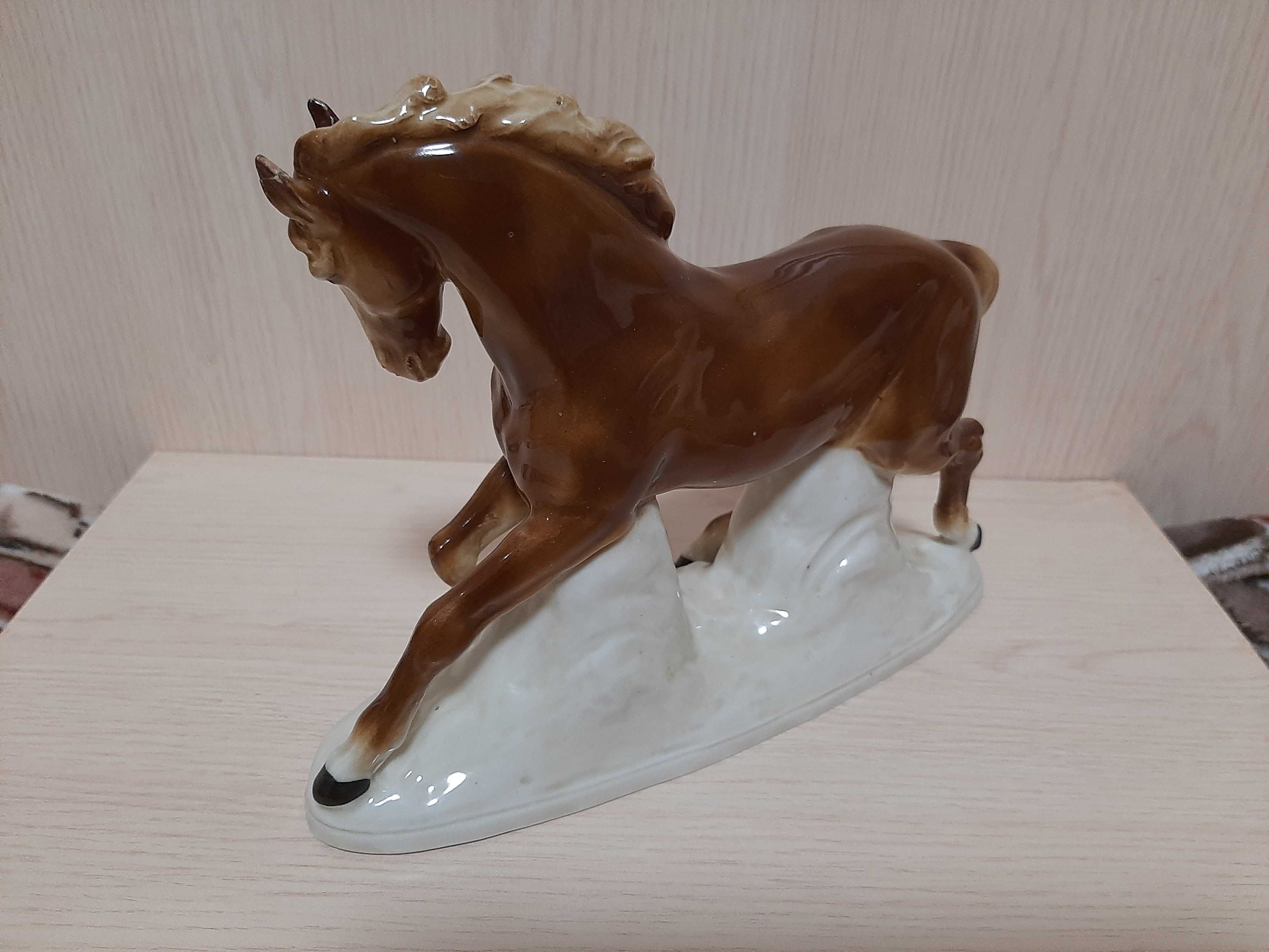 Винтажная фарфоровая статуэтка Конь.Германия.