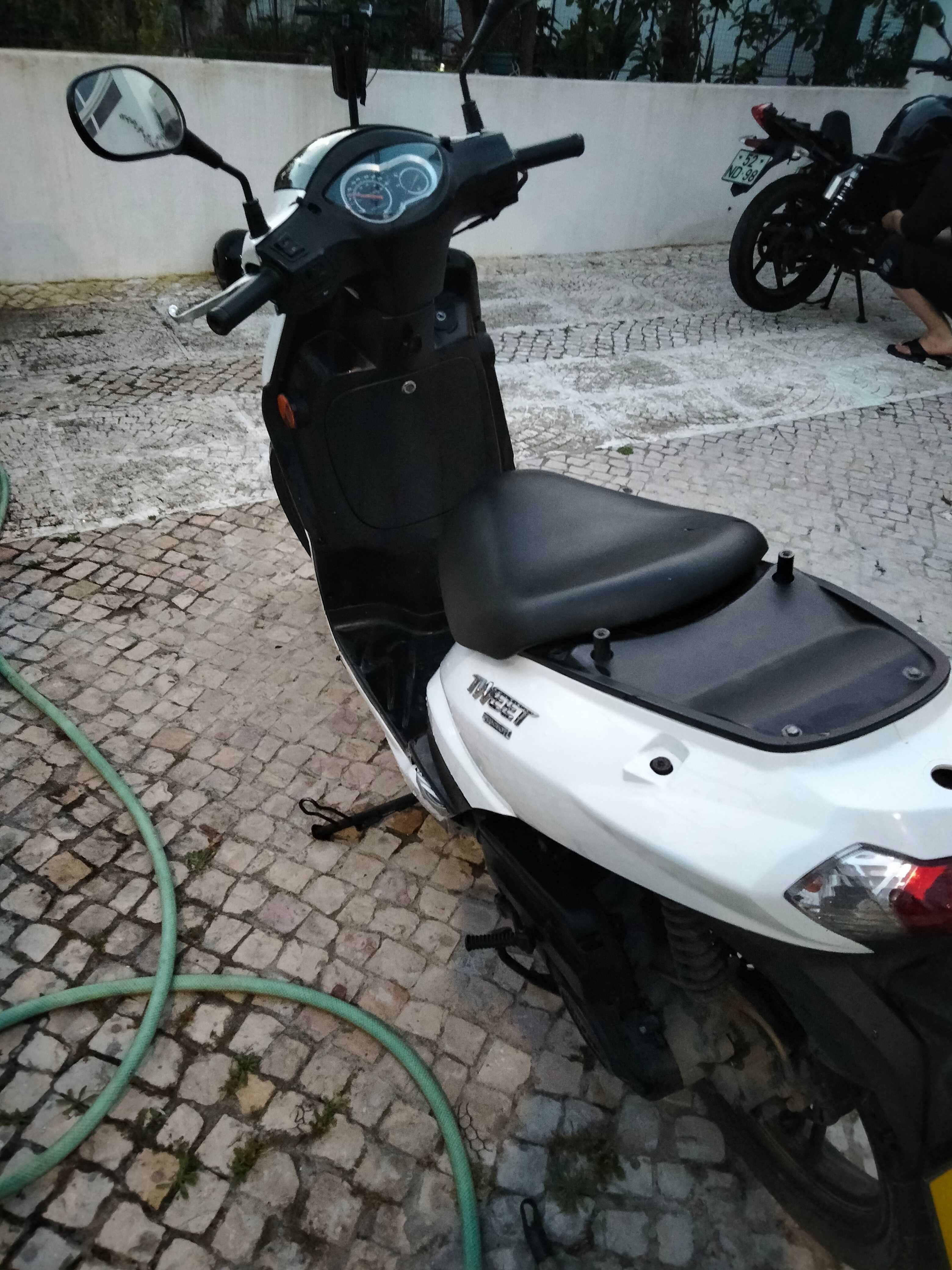 Scooter 50 CC    1000 € impecável