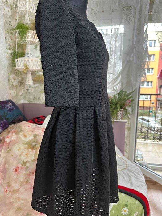 sukienka dopasowana rozkloszowana czarna wednesday falbanki vintage