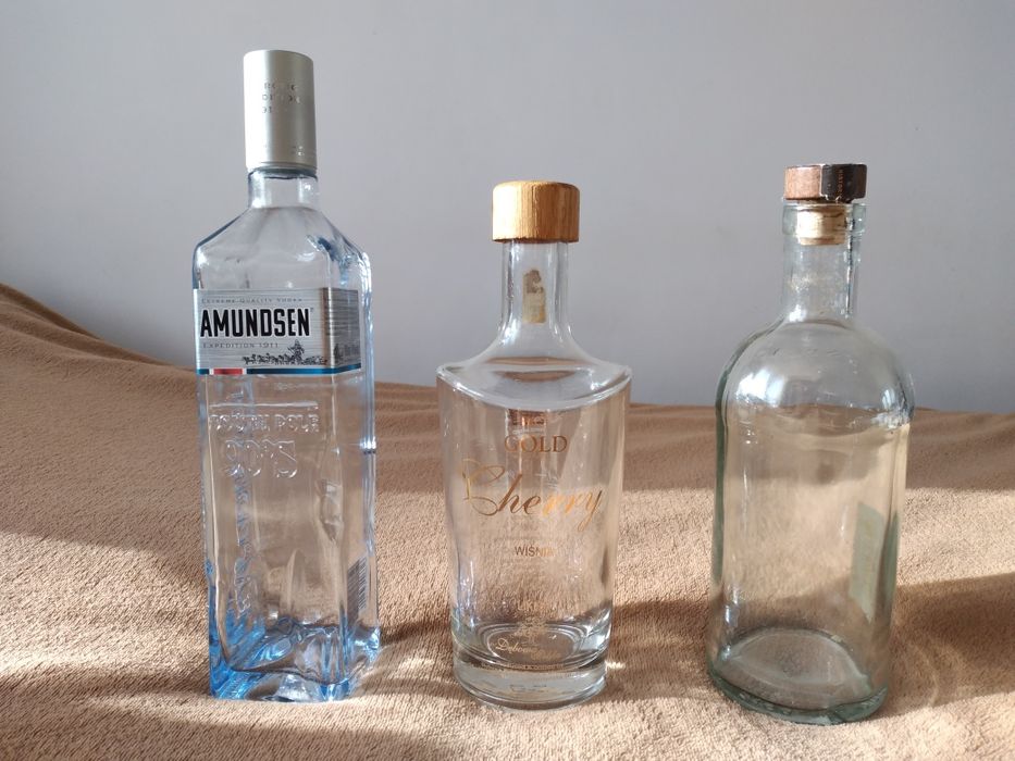 3 szklane butelki