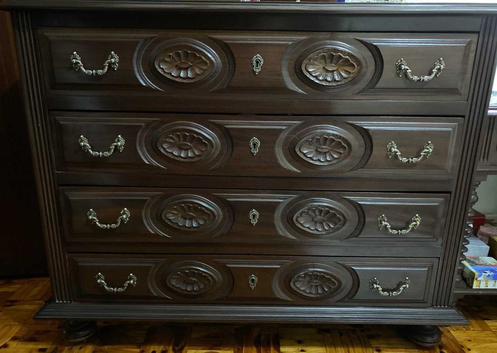 Mobília de quarto de madeira trabalhada