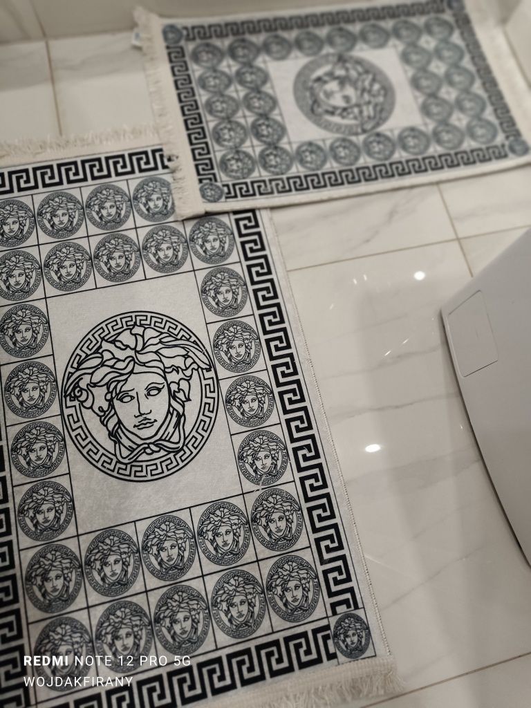 Dywanik antypoślizgowy w różnych wymiarach czarno białe Versace