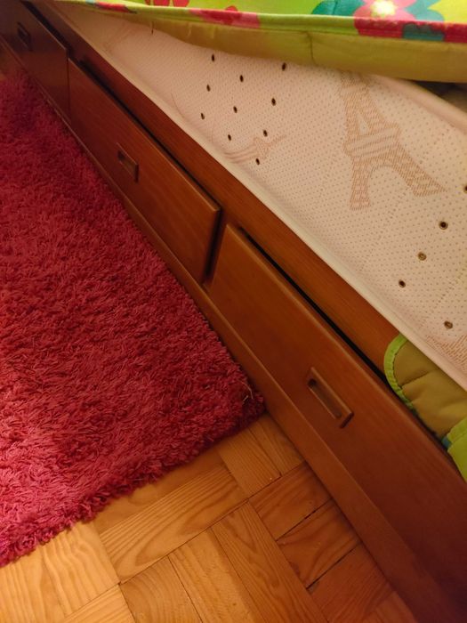 Quarto com cama, mesa de cabeceira e roupeiro