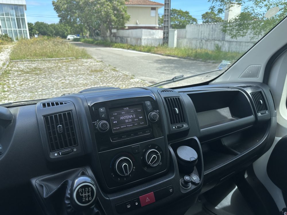 Peugeot Boxer com elevatoria traseira