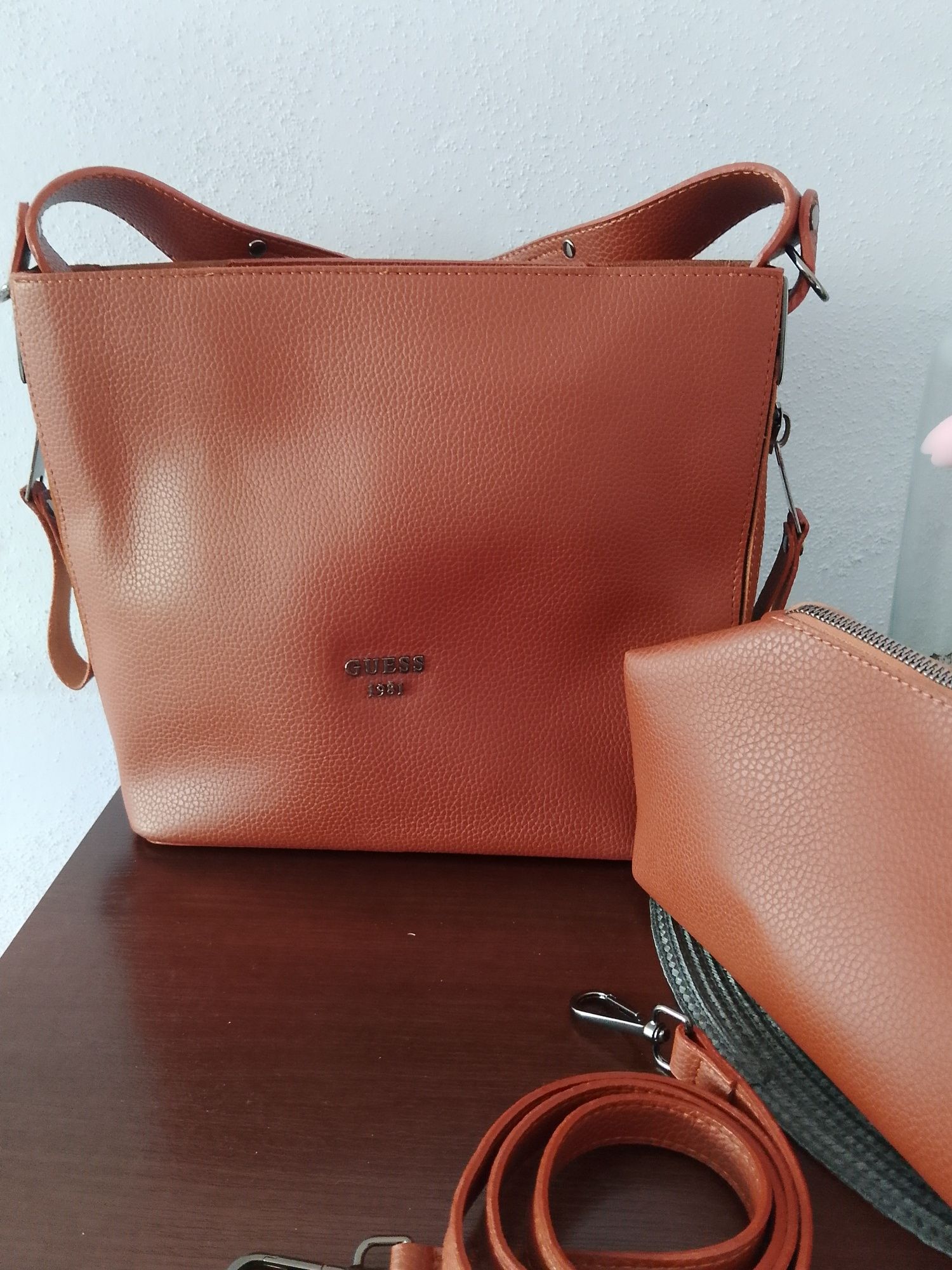 Torebka w kolorze camel Guess