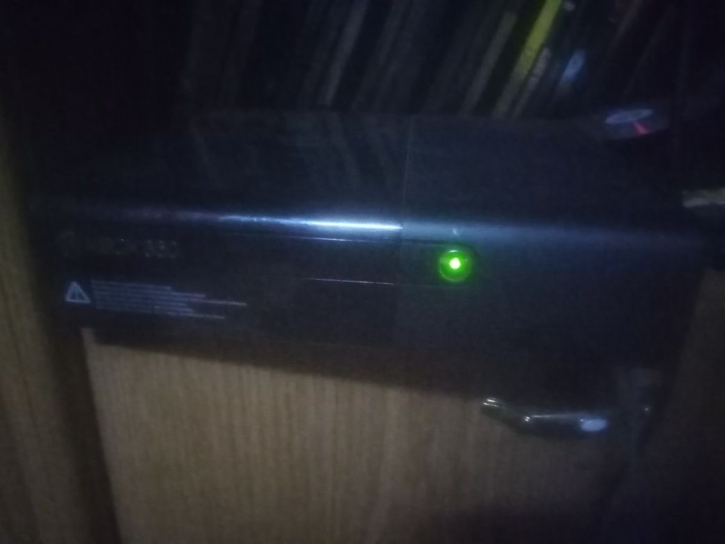Xbox 360 sem jogos Vai com um comando e com um kitnet