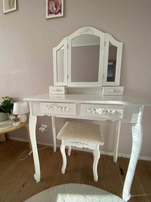 Toaletka drewniana  biała  plus krzesełko