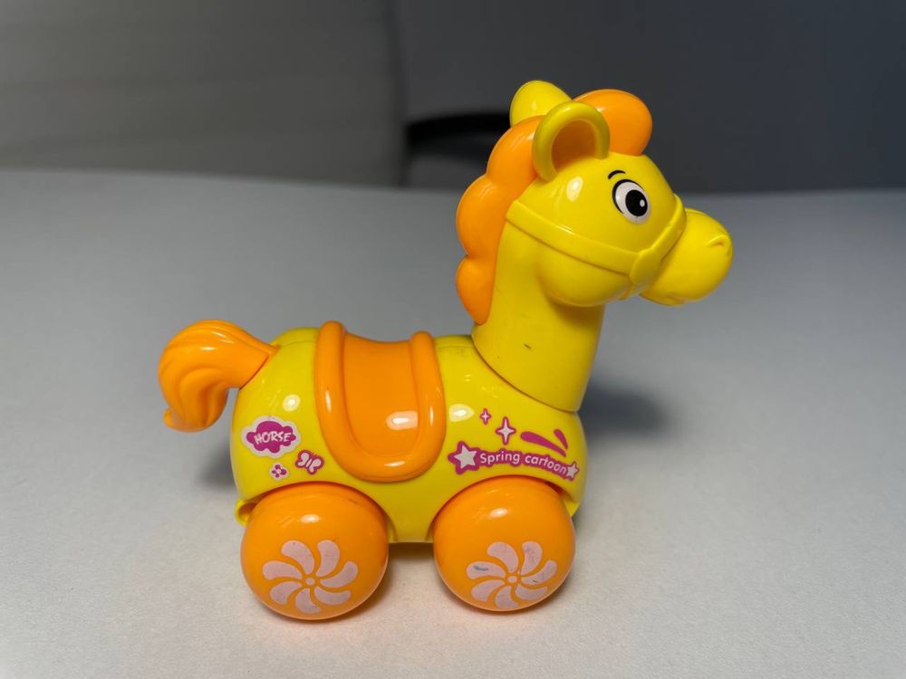 Игрушка желтый конь на механизме