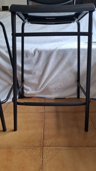 Vendo 2 bancos altos pretos (63cm)