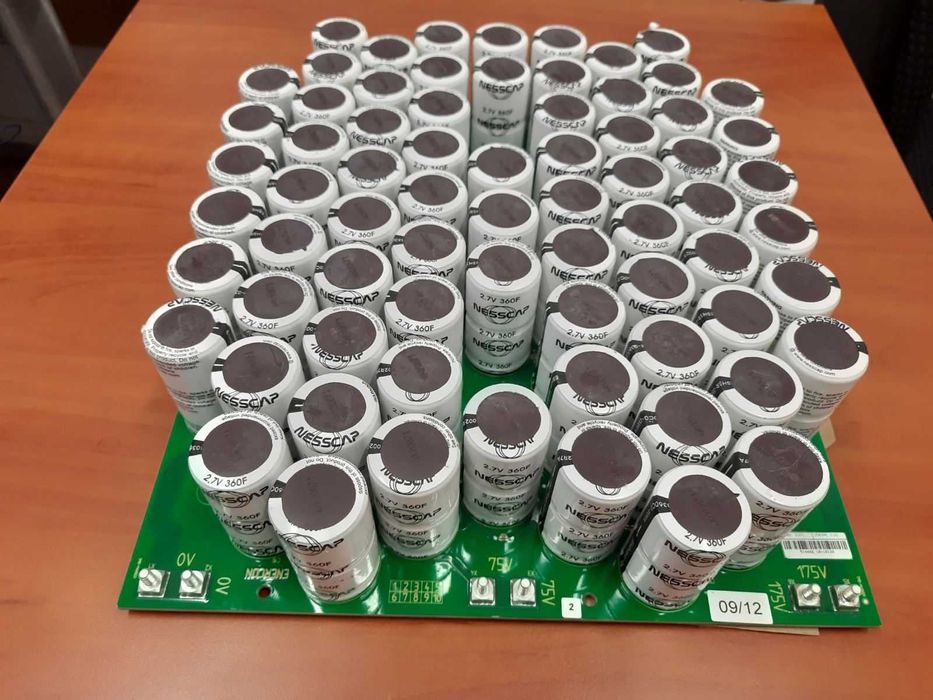 суперконденсаторы (ионисторы ) 2,7 В 350 Ф не БУ по 75 грн/шт