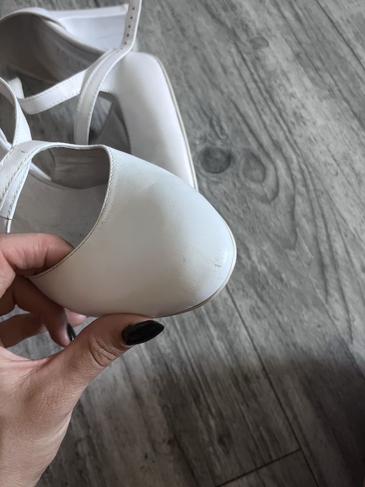 Białe buty Kotyl 38 czółenka na słupku